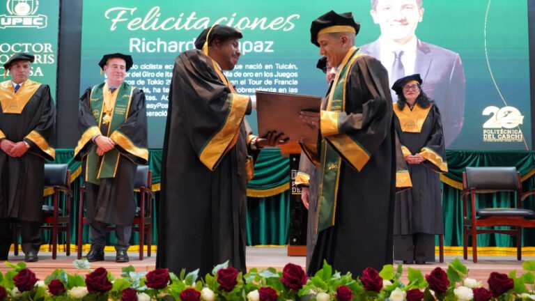 Richard Carapaz recibe Doctorado Honoris Causa por su trayectoria deportiva