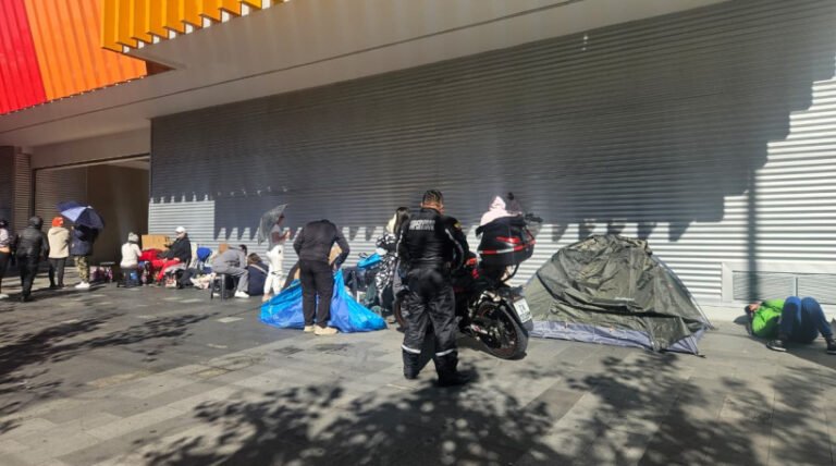 Fans de Karol G acampan en Quito para asegurar entradas a su concierto