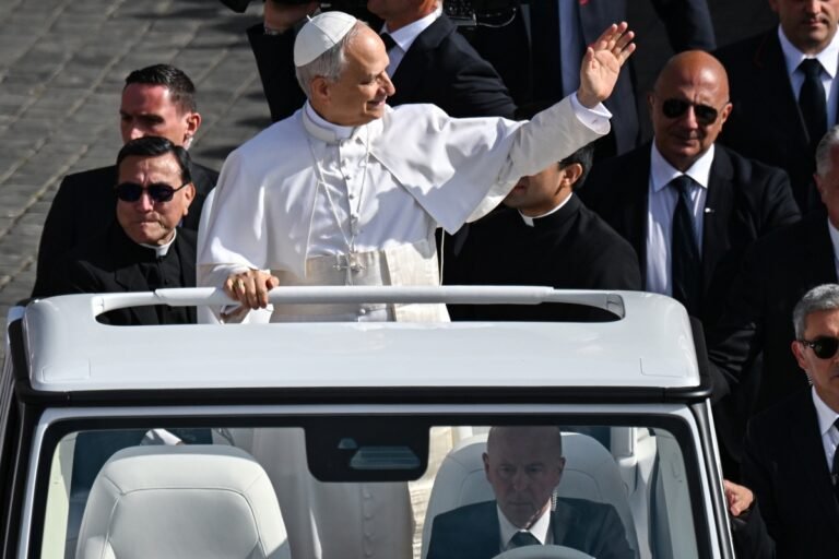 Niño se vuelve viral al correr junto al papamóvil del papa León XIV en Angola