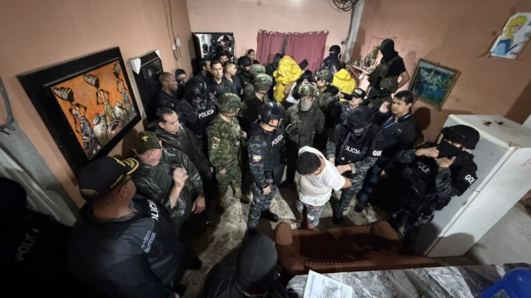 Operativo en Quevedo deja 11 detenidos vinculados a Los Lobos por extorsiones y sicariato
