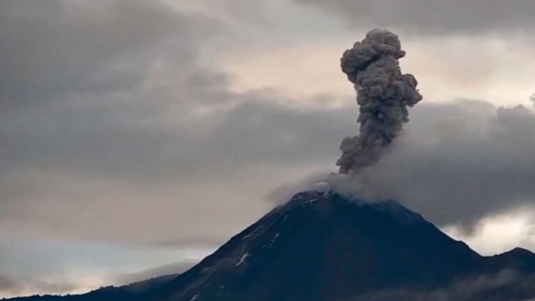 Captan gran columna de ceniza en el volcán Reventador