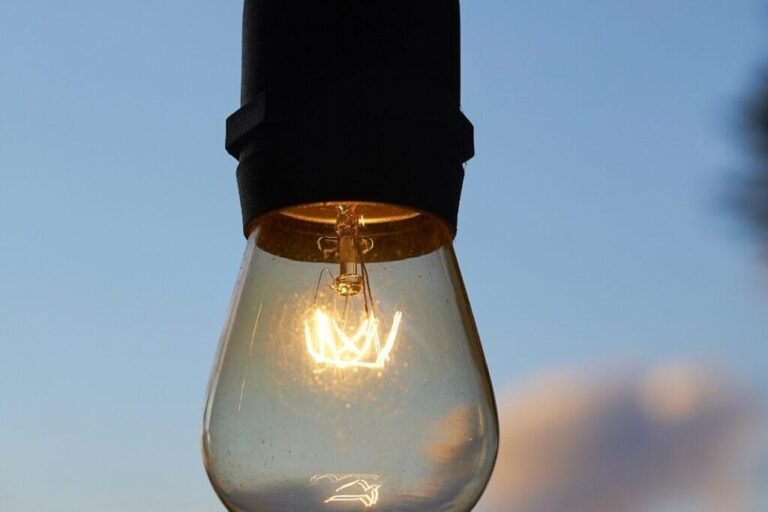Anuncian cortes de luz programados en 34 ciudades de Ecuador