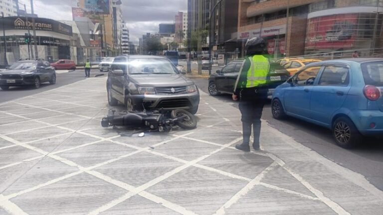 Choque entre un vehículo oficial y una motocicleta provoca fuerte congestión en el norte de quito