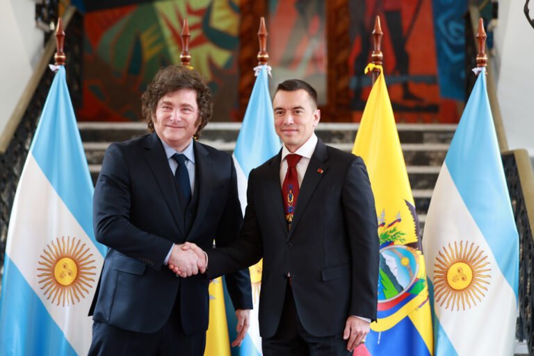 Argentina declara a los Chone Killers como organización terrorista durante la visita de Javier Milei a Ecuador